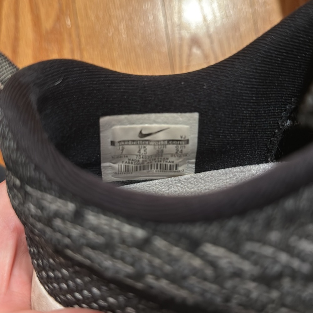 Black Nike sneakers - Picture 4 of 5
